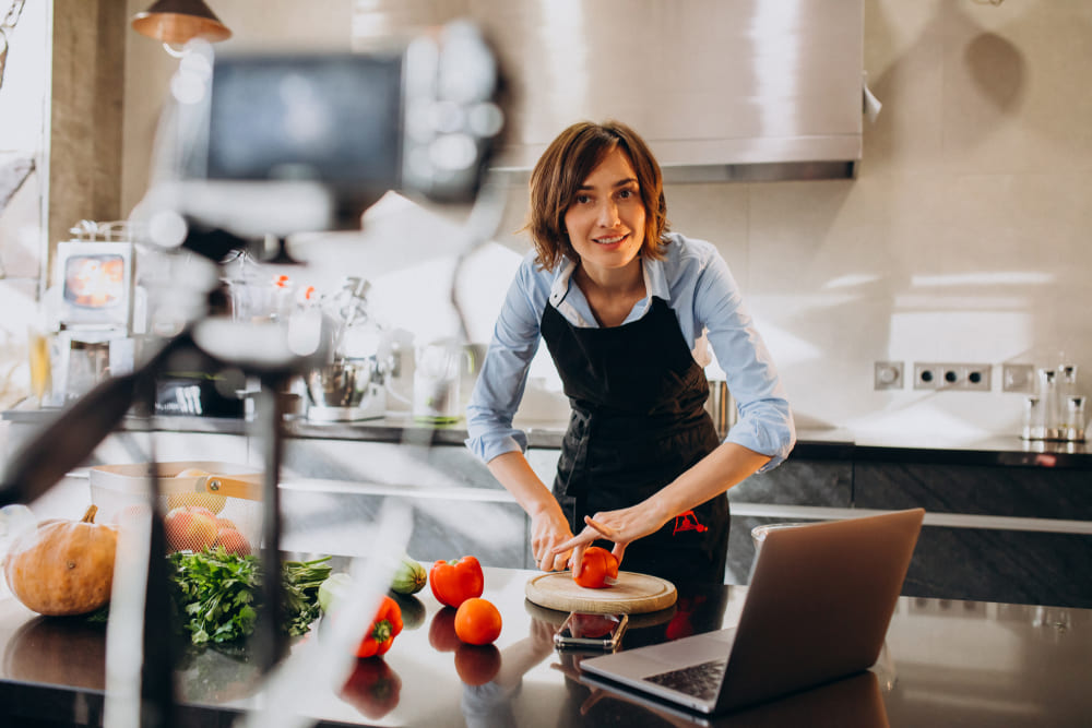 mujer cocinando con ordenador portátil