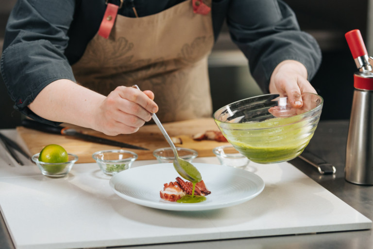 ¿con qué acompañar el pulpo? mejores guarniciones y salsas