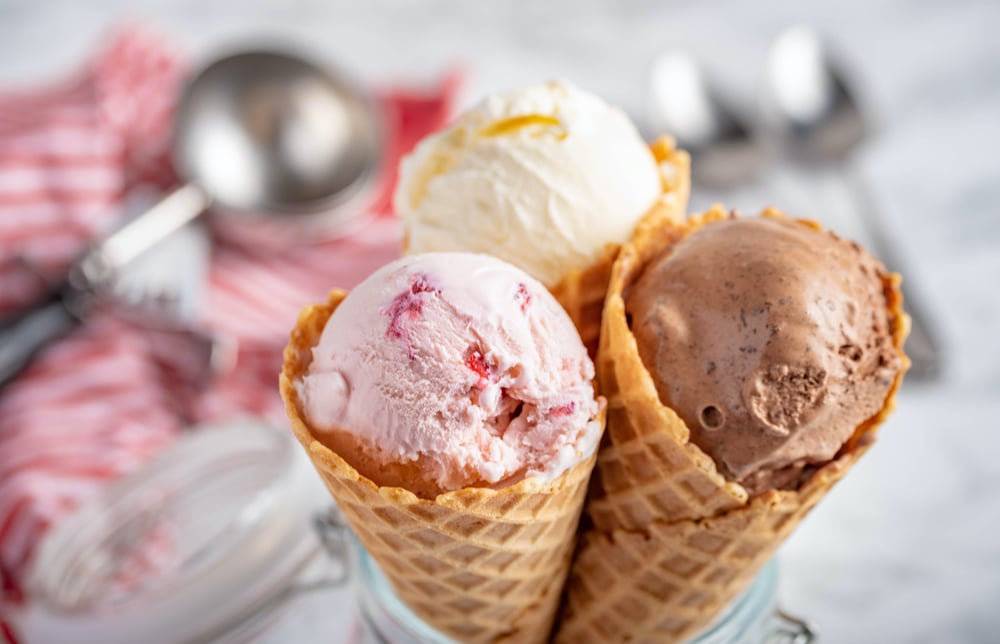 3 conos con helados de distintos sabores