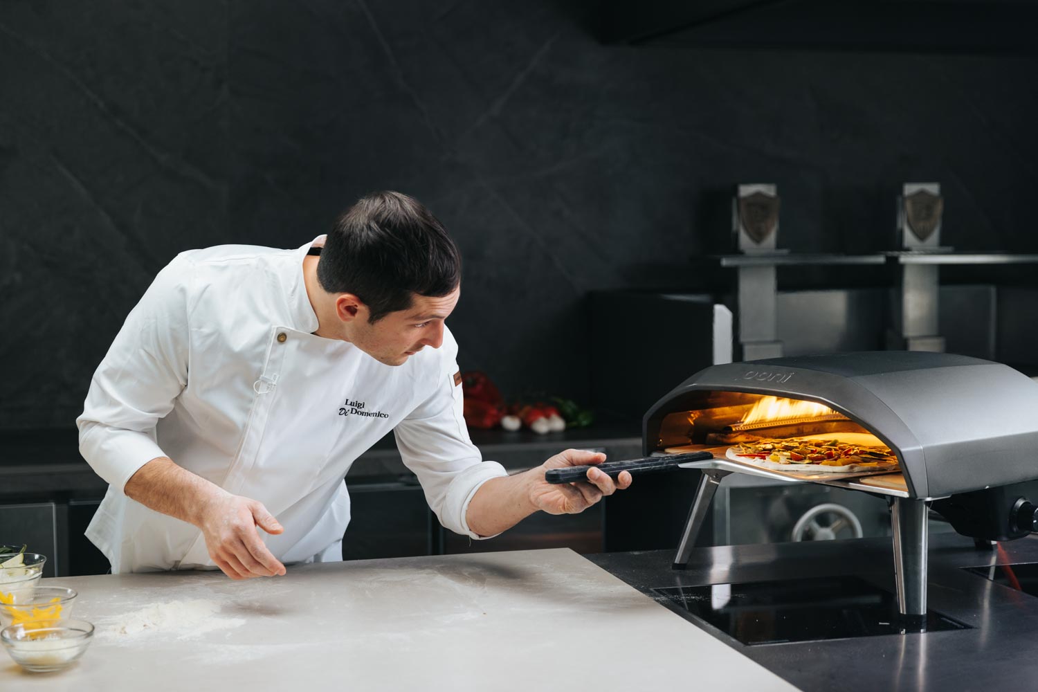 metiendo pizza en el horno