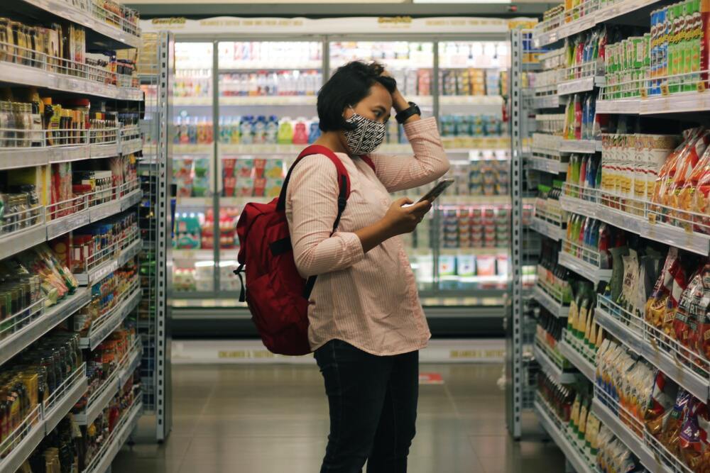 mujer comprando en el super