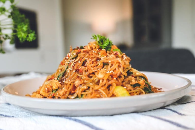 plato pad thai cocina asiática