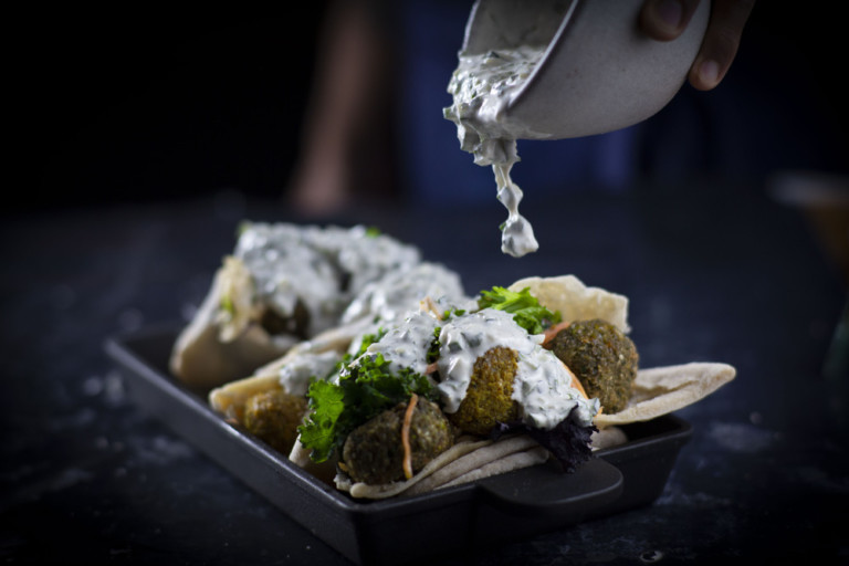 Pan de pita con falafel y salsa de yogurt encima