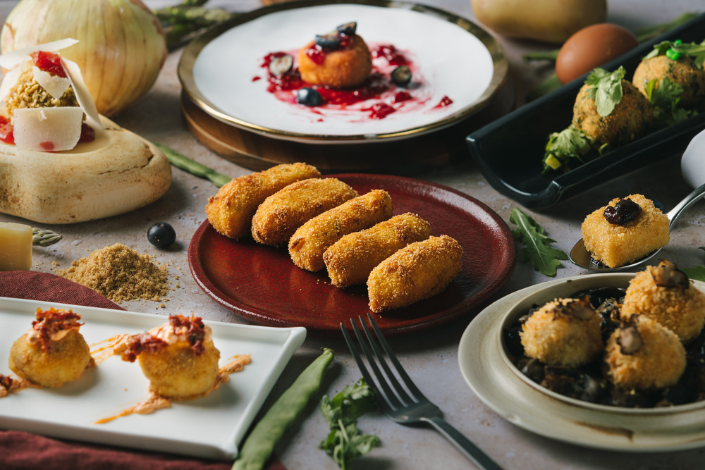 Diferentes platos con croquetas
