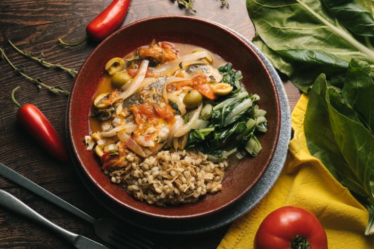 Plato con pescado veracruzano, pilaf de cebada y vegetales