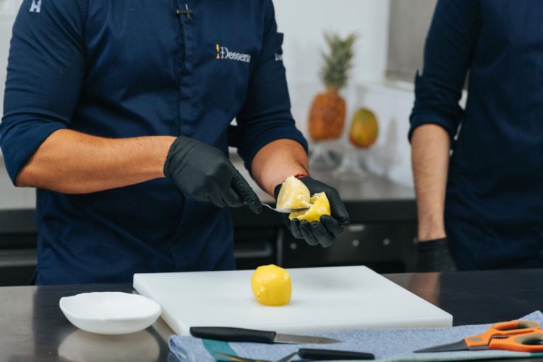 chefs hacen degradación con limón helado