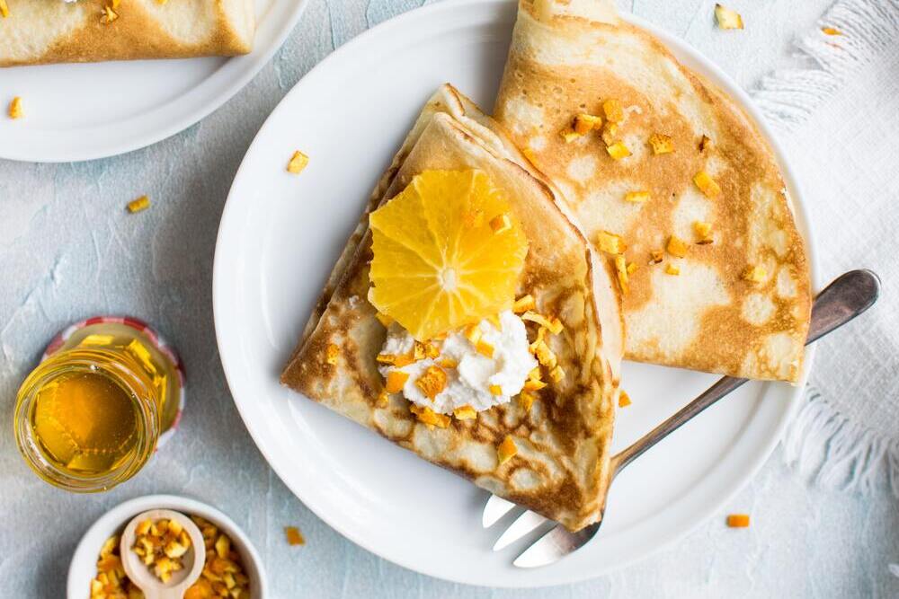 Plato de crepes con naranja