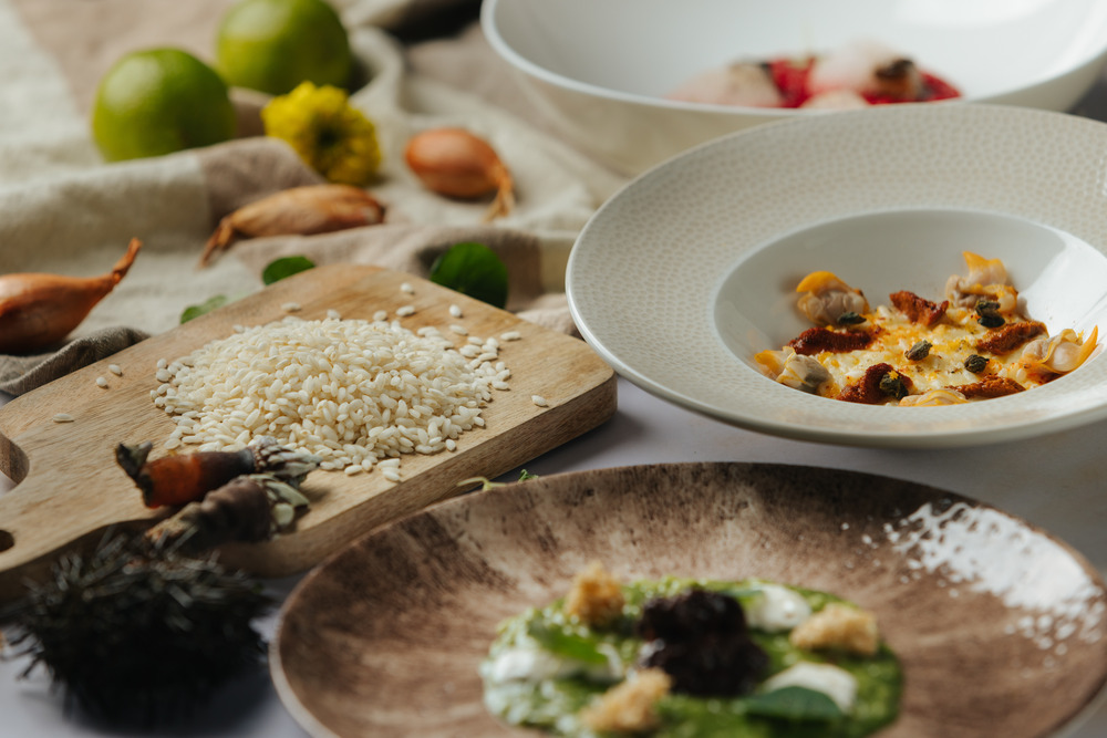 Bodegón con platos con risottos y arroz crudo