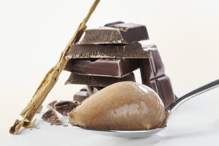 Helado de chocolate con trozos de tableta de chocolate, receta de helado de chocolate