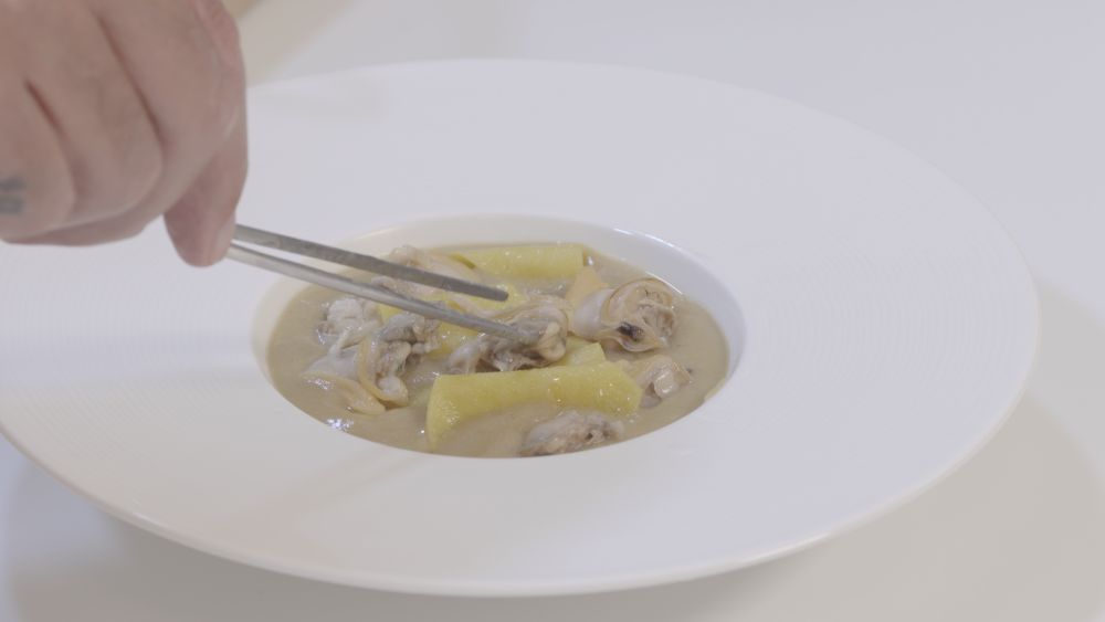 Maltagliati con crema de garbanzos, almejas y aceite de romero