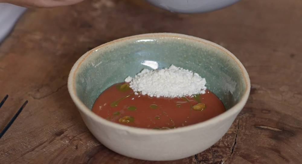 Cuenco con gazpacho de cerezas y polvo de queso, receta de gazpacho de cerezas
