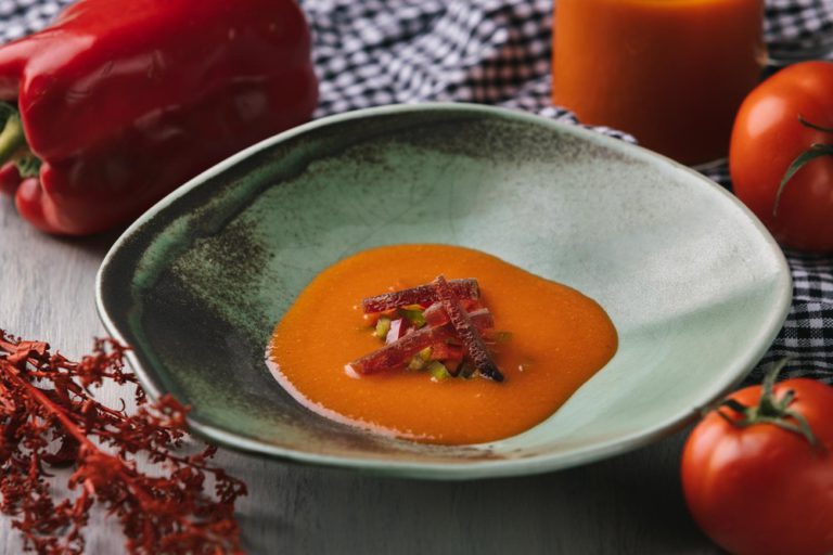 Plato de gazpacho con verduras, platos de verano
