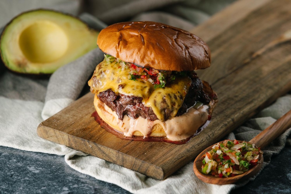 Hamburguesa sobre una tabla de madera