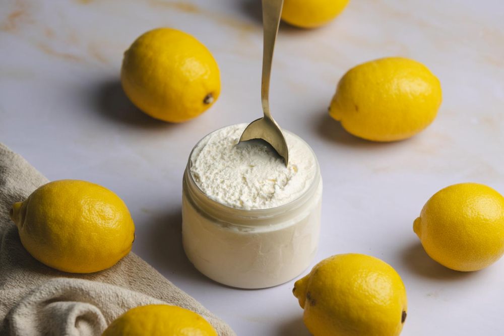 Sorbete de lim贸n sobre una mesa acompa帽ado de limones