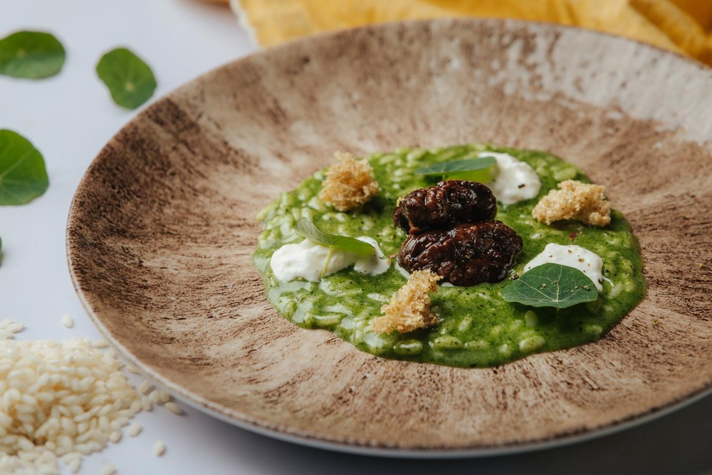 Plato de risotto verde. Trucos para un risotto cremoso