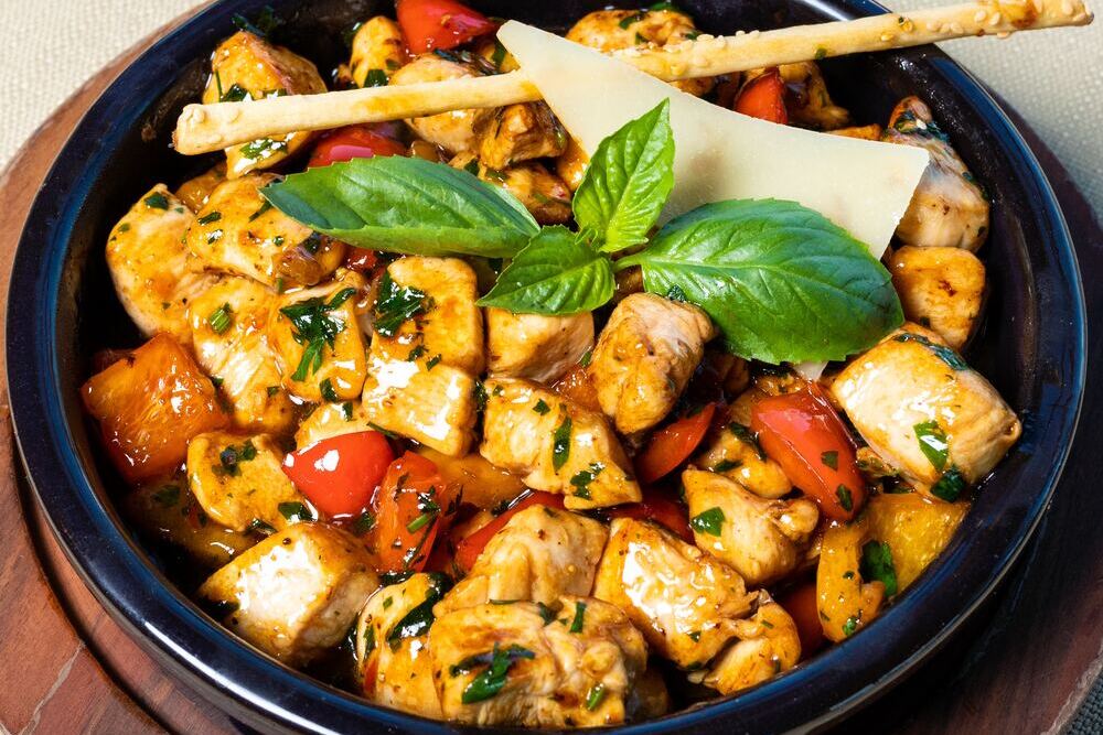 PLato de salteado de pollo con verduras. Salsas para pollo