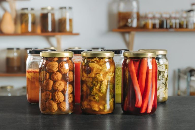 Tarros con diferentes tipos de encurtido, qué alimentos se pueden encurtir