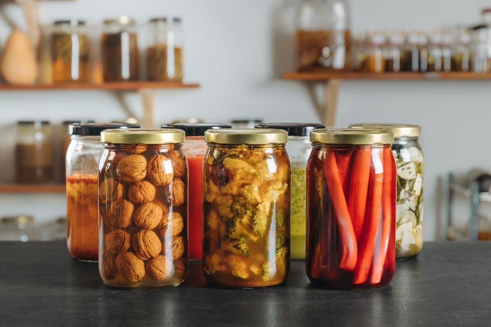 Tarros con diferentes tipos de encurtido, qué alimentos se pueden encurtir