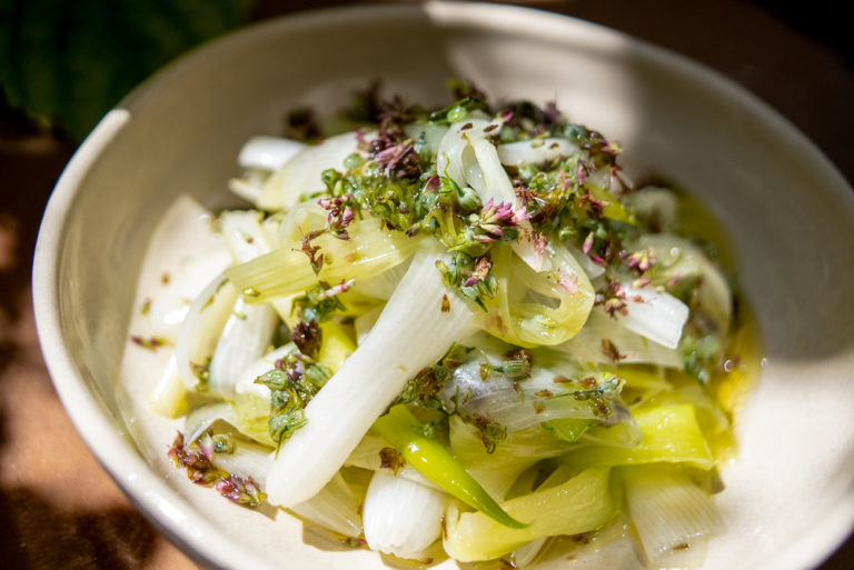 Plato de puerros tiernos, verduras de temporada