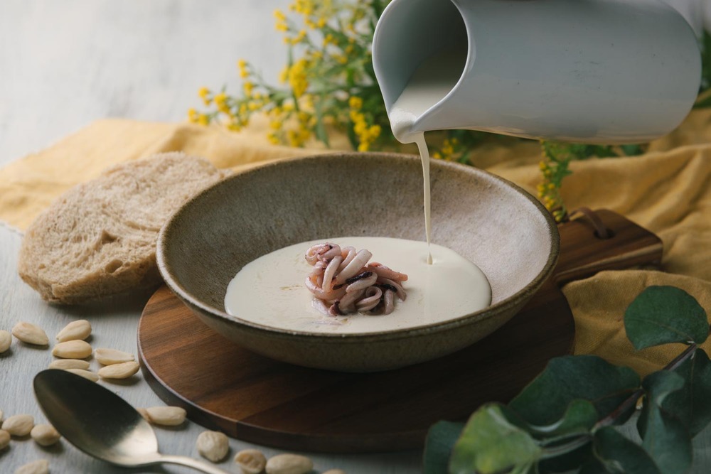 Ajoblanco con tallarines de calamares, recetas tradicionales de Andalucía