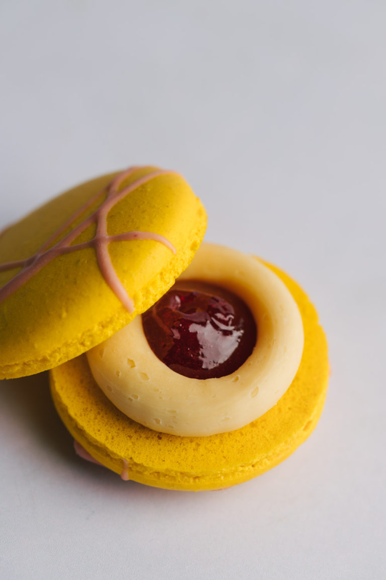 macarons de caramelo de maracuyá y frambuesa 1