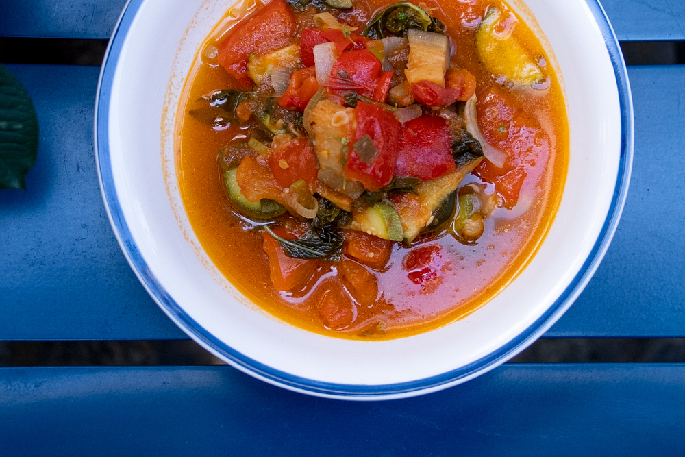 Plato con gaspatouille, guía para cocinar verduras