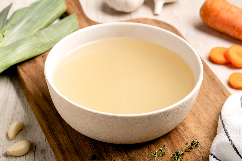 Bol con caldo de ave, hacer un caldo de ave