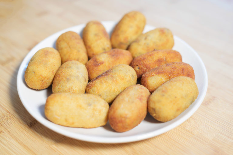 Plato con muchas croquetas. Cómo hacer la croqueta de jamón