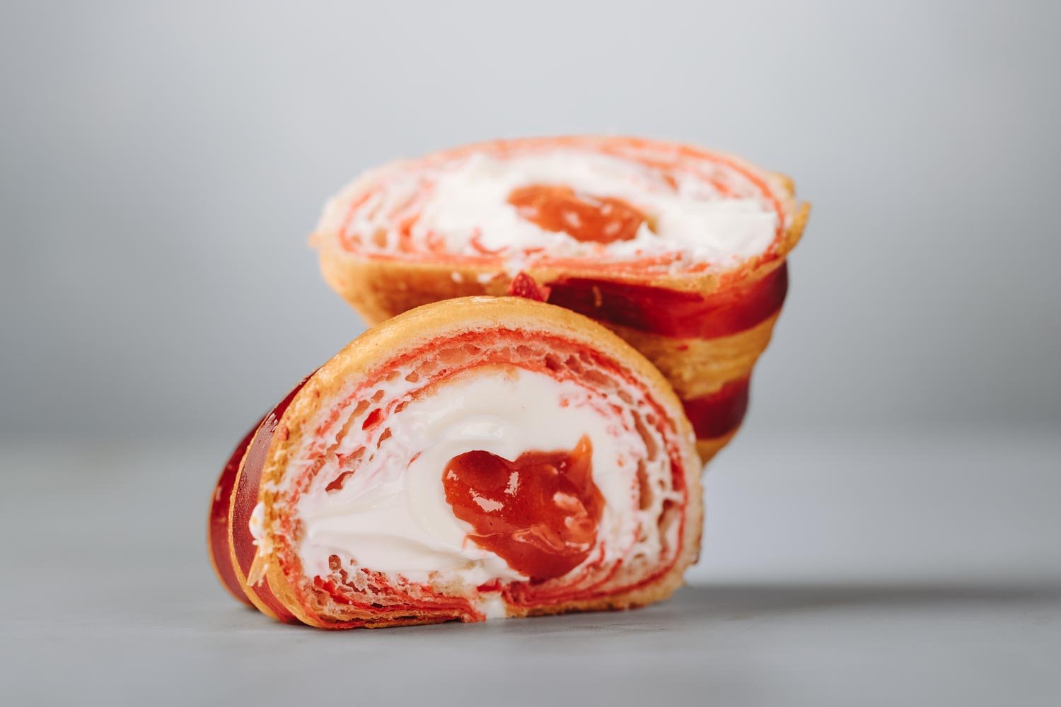 Croissant abierto con mascarpone y fresas, rellenos dulces y salados para tus croissants