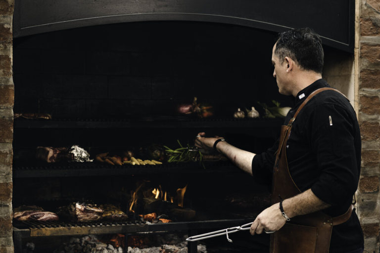 Valentín Dupuy cocinando en la parrilla