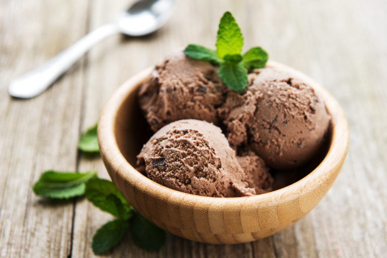 Bol con bolas de helado de chocolate, helado vegano