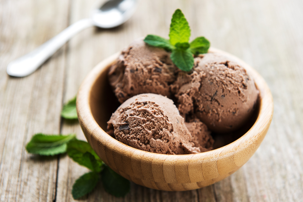 Bol con bolas de helado de chocolate, helado vegano