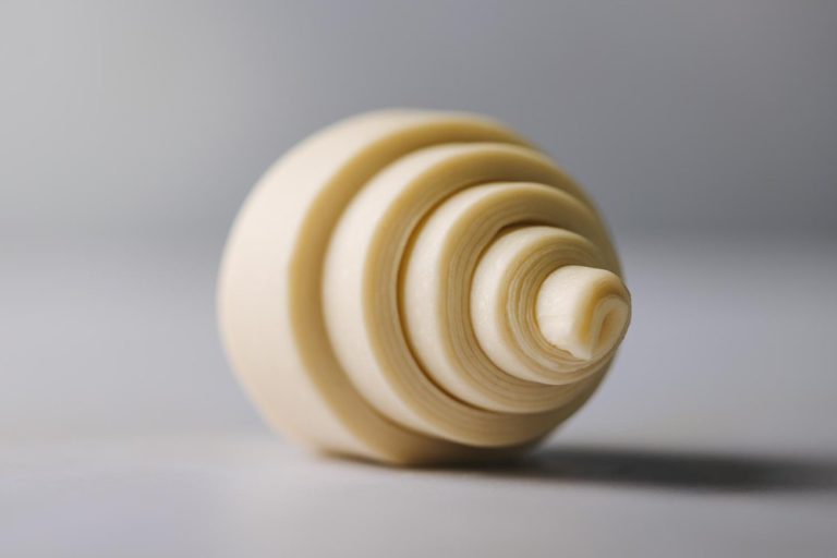 Primer plano de croissant crudo, tipos de masas para hacer croissants