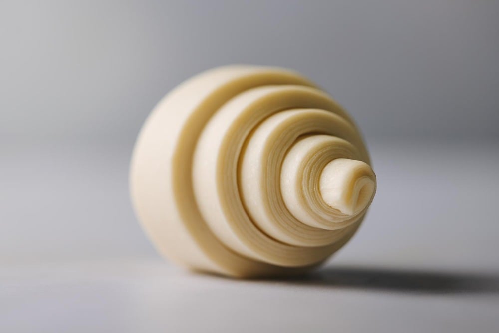 Primer plano de croissant crudo, tipos de masas para hacer croissants