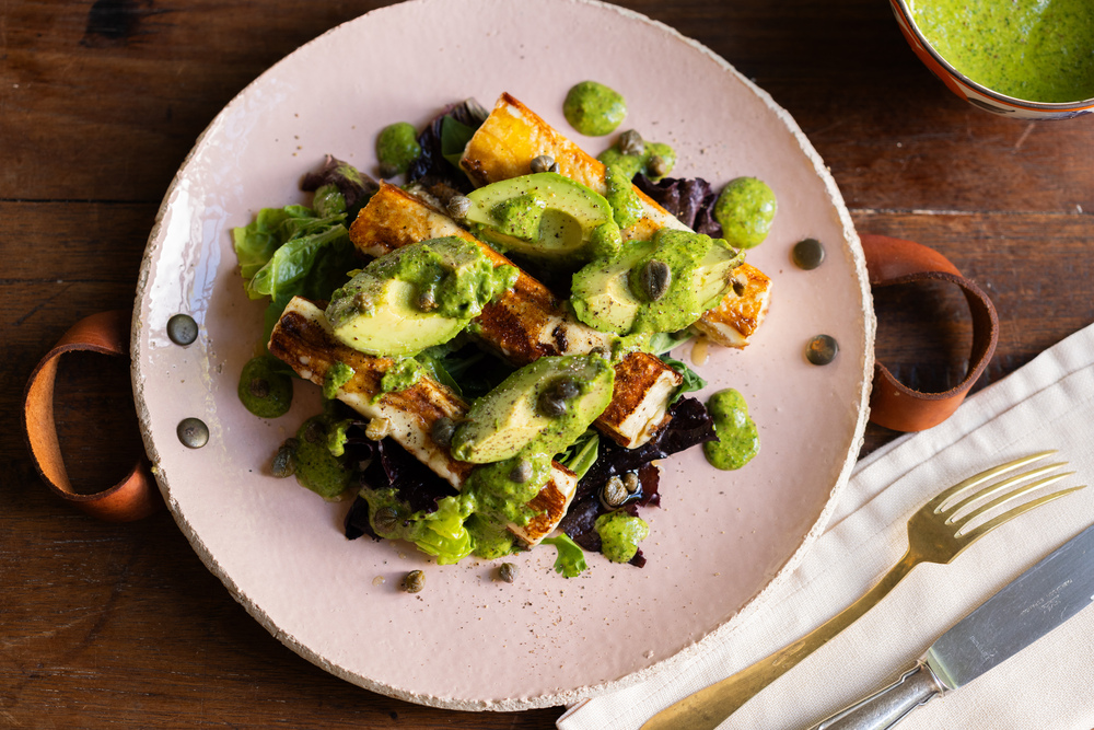 Ensalda verde con salsa verde, aguacate asada, alcaparras y halloumi a la plancha. Juliana Lopez May