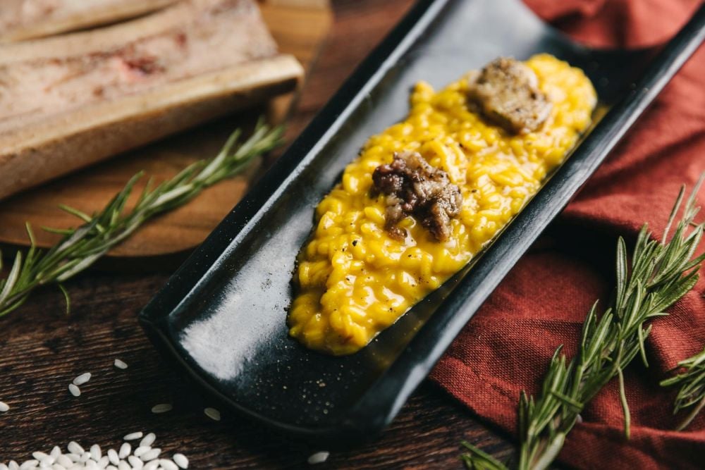 Risotto amarillo hecho con azafrán