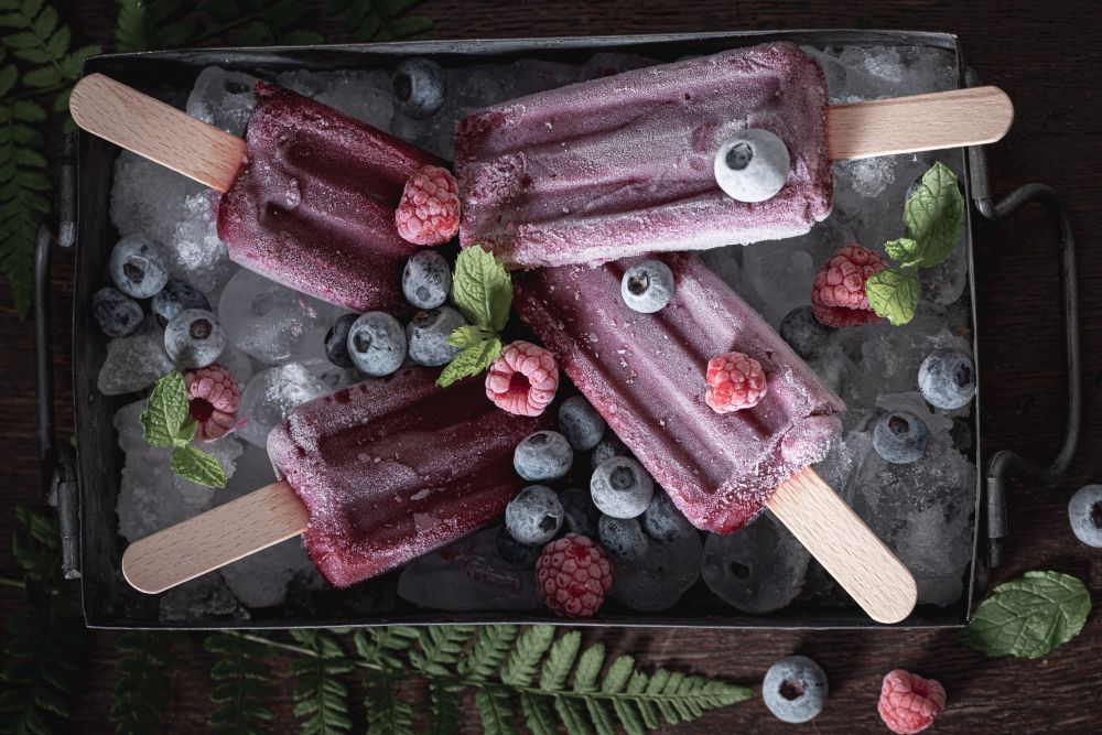 Helados veganos caseros con frutas y leche vegetal