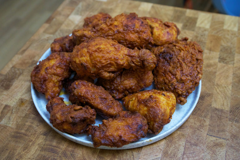 Plato con pollo Nashville hot chicken