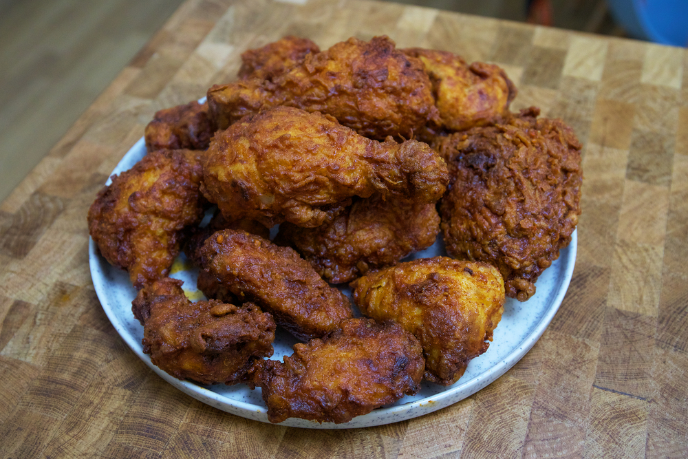 Plato con pollo Nashville hot chicken