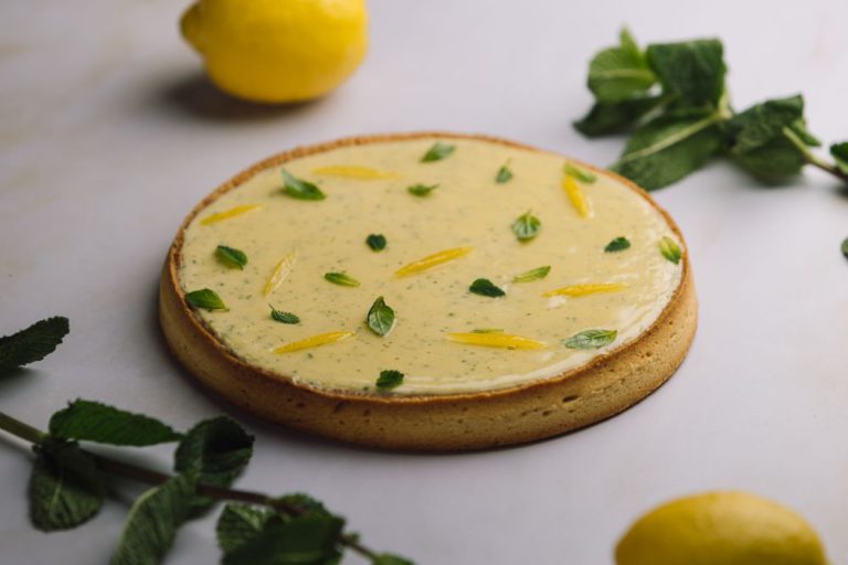 Tarta de limón con menta, melisa y albahaca