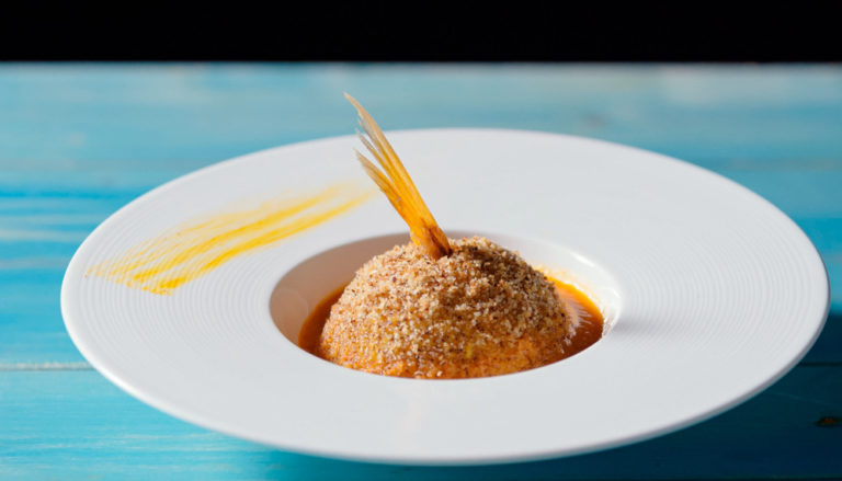 Plato de arancino de ragú de salmonete