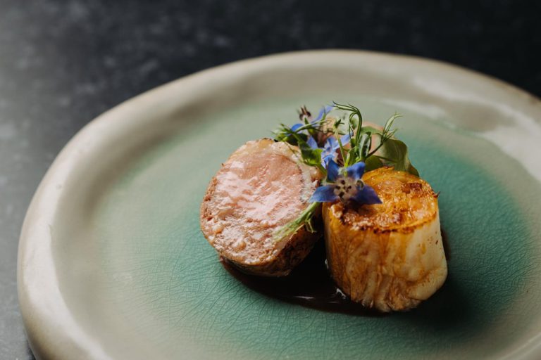 Lomo de cordero, roulade de kimchi, salsa de chocolate, fermentación