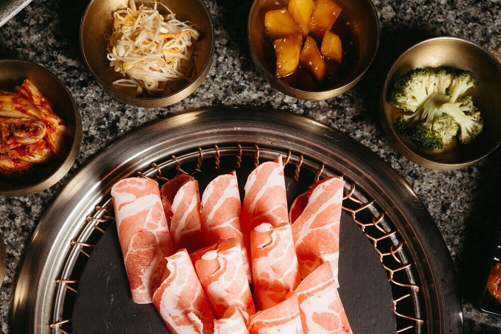 Carne cruda con banchan, barbacoa coreana