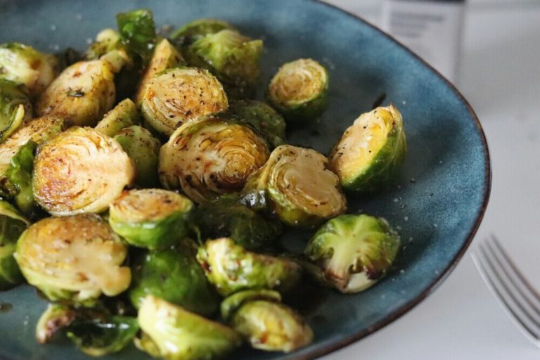 Plato con coles de Bruselas, proteínas vegetales