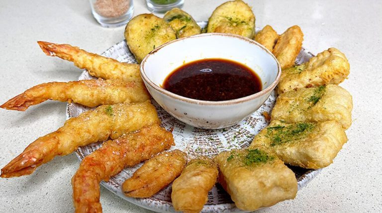 Plato con ingredientes en tempura, cómo hacer tempura