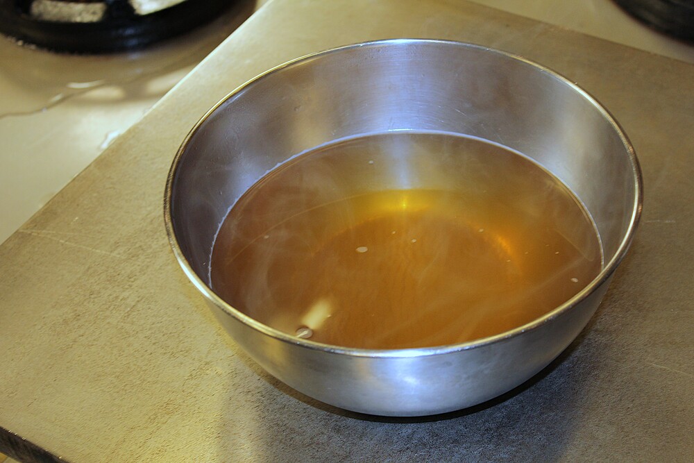 Bol con caldo dashi
