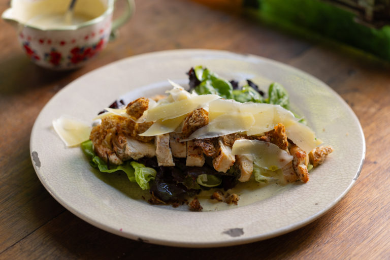 Ensalada César de pollo. Cómo emplatar una ensalada