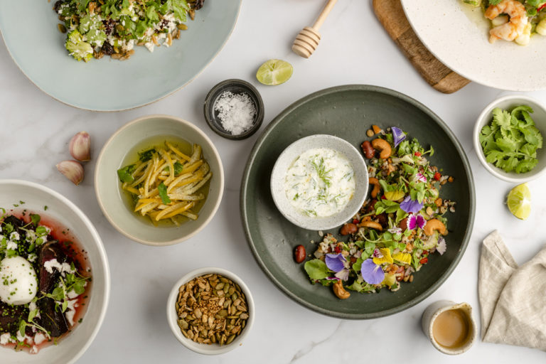 Foto cenital de varias ensaladas. Ensaladas sin lechuga