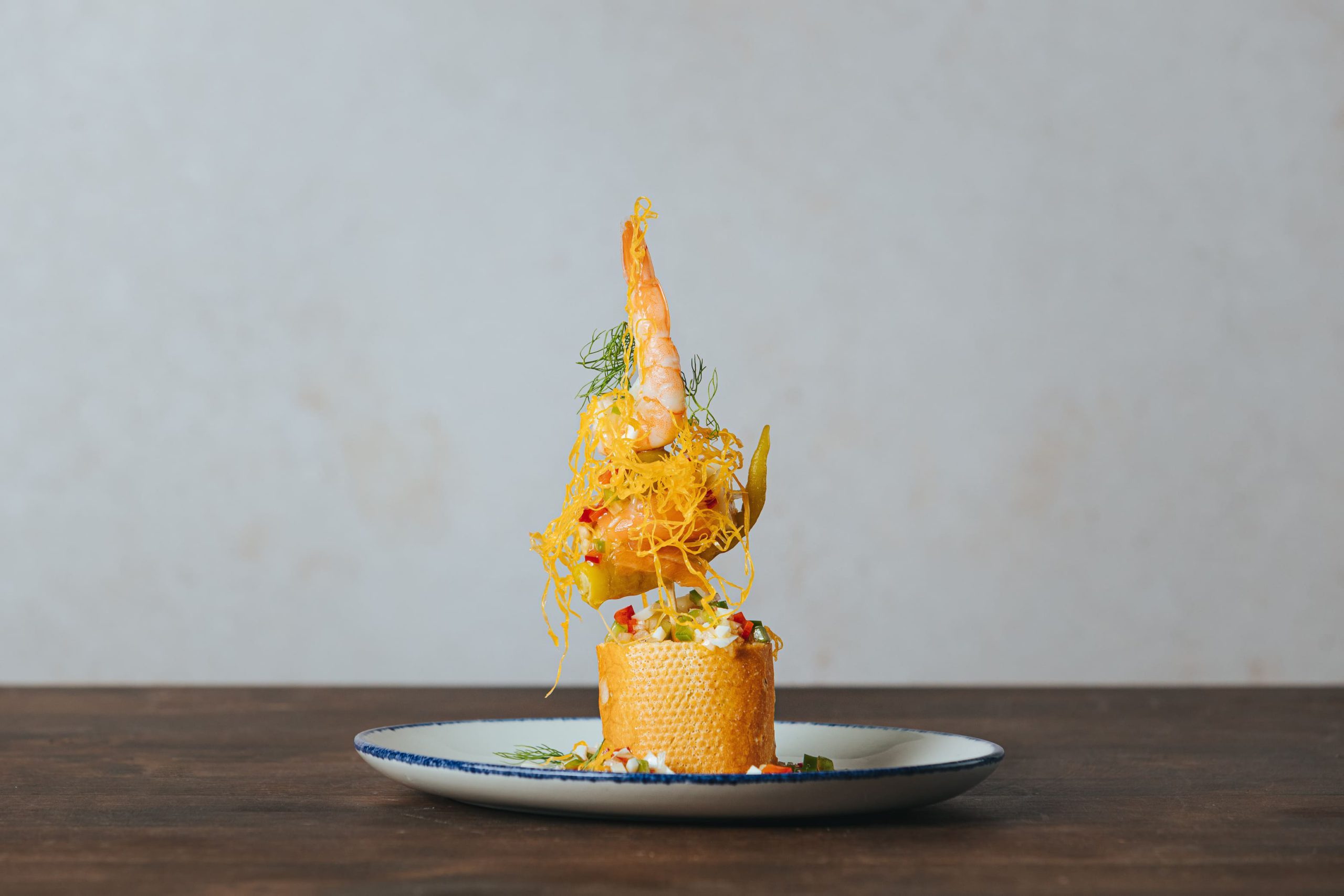 pincho de salmón, gamba y piparra