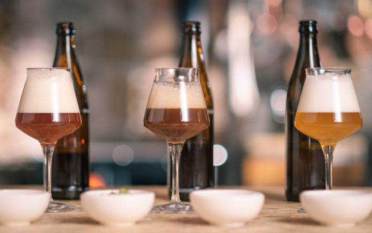 Copas con cervezas distintas, hacer cerveza artesanal